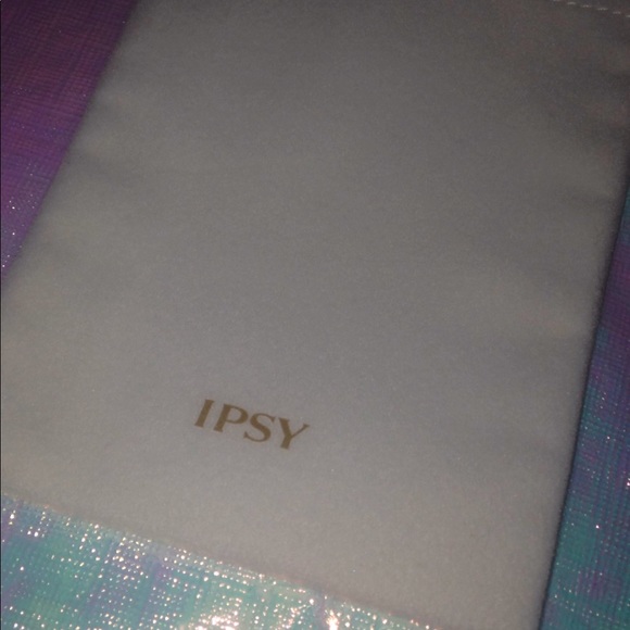 6/$15 IPSY Plush White Drawstring Gift Bag - Picture 3 of 5